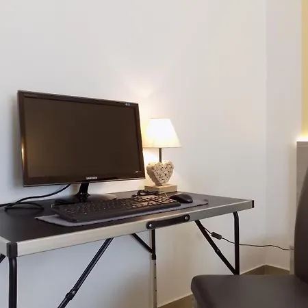 Millyholidays - Sunflower - Center - Nearby - Private Garden - Pool Daire *