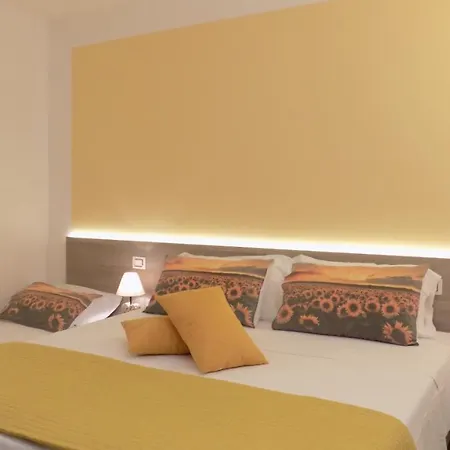 Millyholidays - Sunflower - Center - Nearby - Private Garden - Pool *