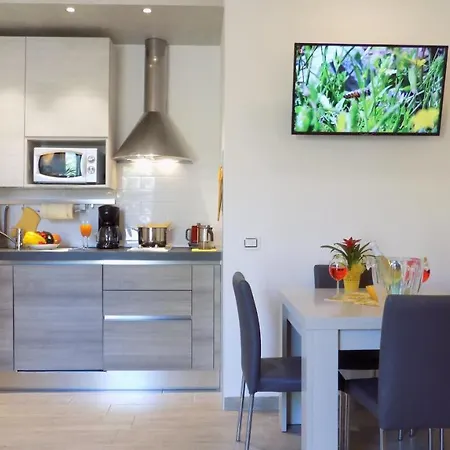 Millyholidays - Sunflower - Center - Nearby - Private Garden - Pool Daire Bardolino