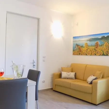 Millyholidays - Sunflower - Center - Nearby - Private Garden - Pool *