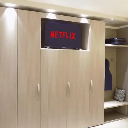 Millyholidays - Sunflower - Center - Nearby - Private Garden - Pool Apartment *