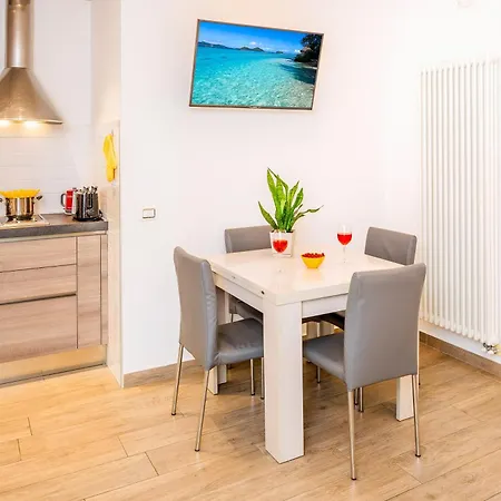 Apartamento Millyholidays - Sunflower - Center - Nearby - Private Garden - Pool Bardolino