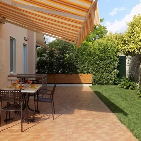 Millyholidays - Sunflower - Center - Nearby - Private Garden - Pool Apartment *