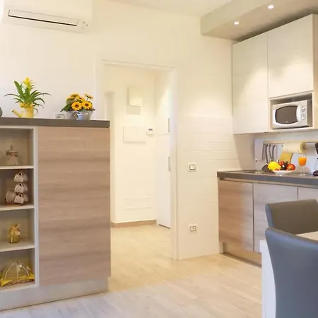 Millyholidays - Sunflower - Center - Nearby - Private Garden - Pool Apartment Bardolino