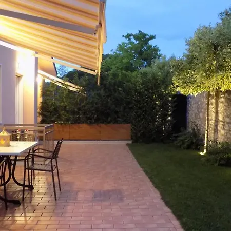 Millyholidays - Sunflower - Center - Nearby - Private Garden - Pool Apartment *