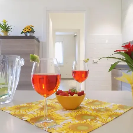 Millyholidays - Sunflower - Center - Nearby - Private Garden - Pool Apartment Bardolino