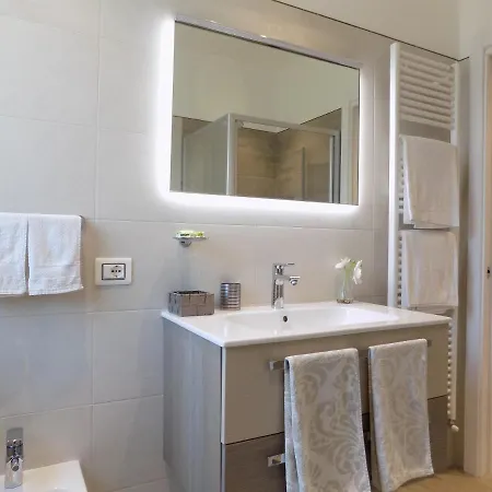 Millyholidays - Sunflower - Center - Nearby - Private Garden - Pool Apartment *