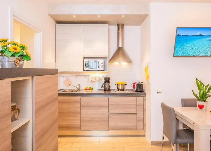 Millyholidays - Sunflower - Center - Nearby - Private Garden - Pool Appartement