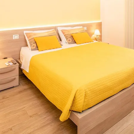 Apartman Millyholidays - Sunflower - Center - Nearby - Private Garden - Pool