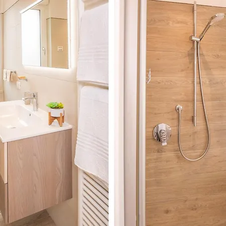 Apartman Millyholidays - Sunflower - Center - Nearby - Private Garden - Pool *